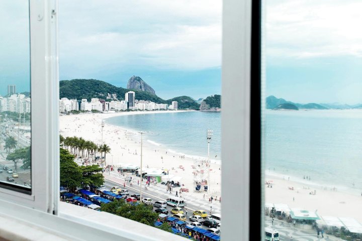 Luxury Beachfront 3-Bdr Copacabana C11-001