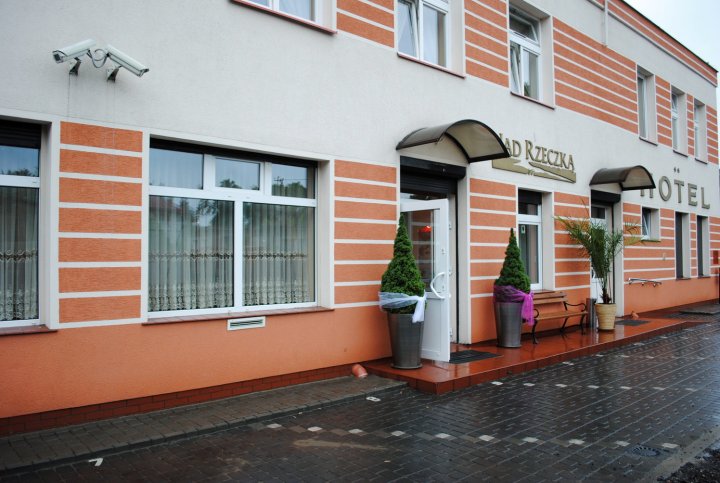 纳德泽茨卡酒店(Hotel Nad Rzeczką)