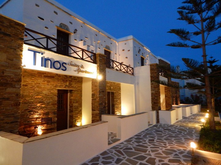 提诺斯公寓套房酒店(Tinos Suites & Apartments)