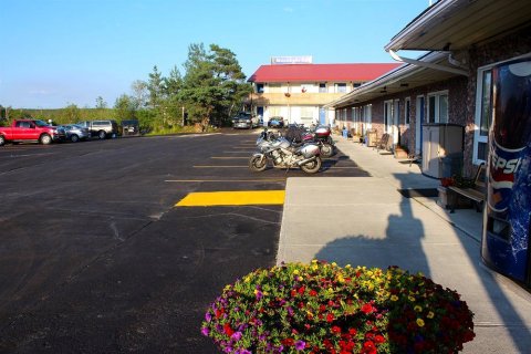 月光套房酒店(Moonlight Inn and Suites Sudbury)