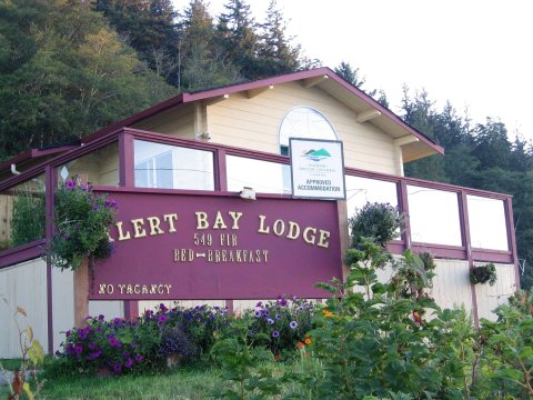 警报湾别墅旅馆(Alert Bay Lodge)