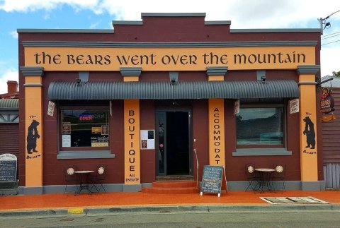 熊越山酒店(The Bears Went over the Mountain)