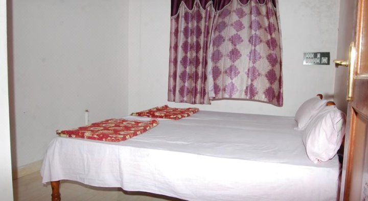 Paras Guest House