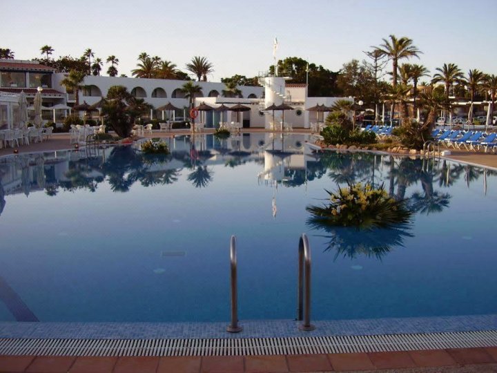 阿卢桑远梅诺卡酒店(AluaSun Far Menorca Hotel)