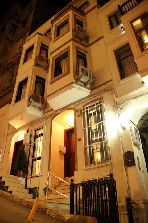 塔克西姆地铁套房酒店(Royal Pera Taksim)