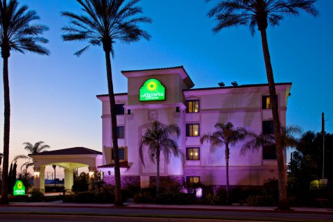东北长滩/赛普拉斯拉昆塔套房酒店(La Quinta by Wyndham NE Long Beach/Cypress)