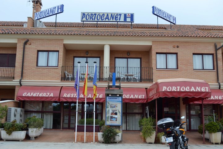 波塔克内康普莱约特瑞斯科酒店(Portocanet Complejo Turístico)