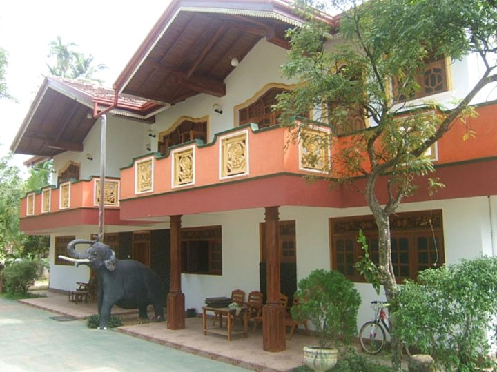 苏穆尔别墅酒店(Sumal Villa)