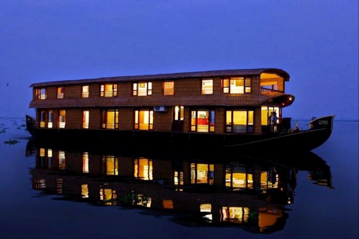 Grand Nirvana Ultra LuxuryJacuzzi House Boat