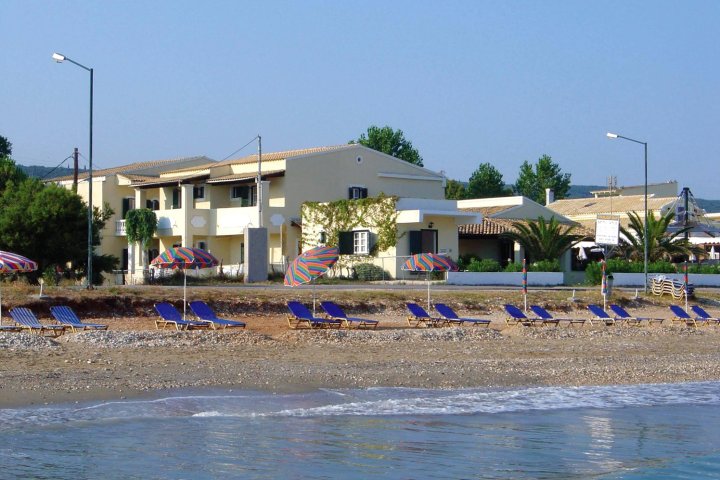 必奇芙朗托萨瓦诺斯酒店(BeachFrontSalvanos)