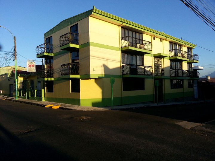 拉瓜里亚套房酒店(Hotel La Guaria Inn & Suites)