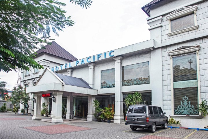 近丹绒霹雳港瑞德多兹酒店(RedDoorz Near Tanjung Perak)