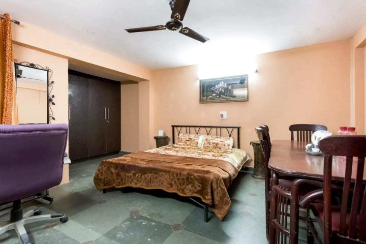Spacious Rooms in a Homestay with Kitchen in Vikaspuri