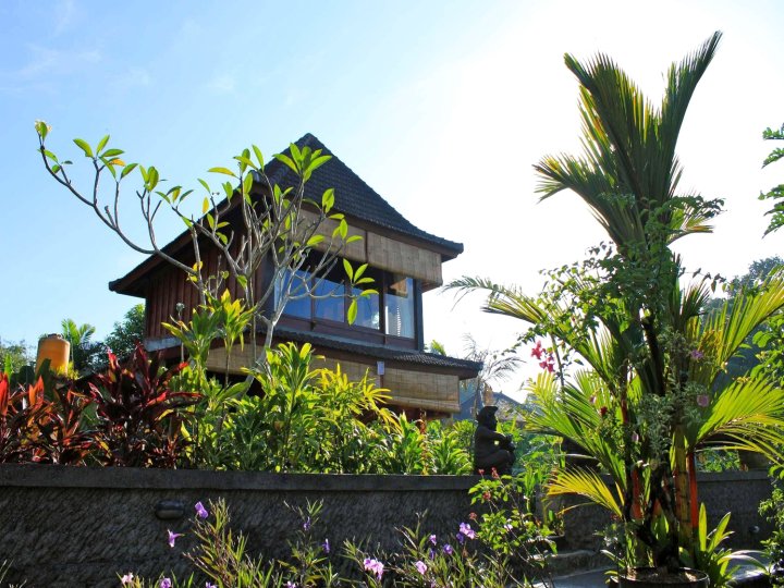 莎丽纤竹别墅酒店(Sari Bamboo Villas)