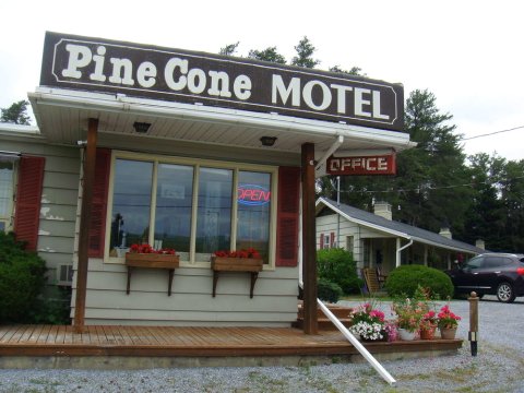 松塔汽车旅馆(Pinecone Motel)