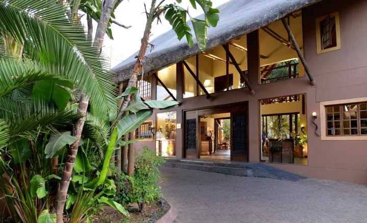 乔贝海天酒店(Chobe Marina Lodge)
