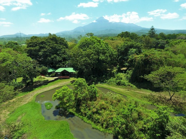 梅鲁山狩猎小屋酒店(Mount Meru Game Lodge)