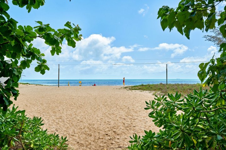 地中海海滨地面层公寓酒店(The Mediterranean Beachfront Groundfloor Apartment)