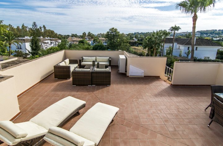 LBP- 3 Bedroom apartment with large roof top terrace
