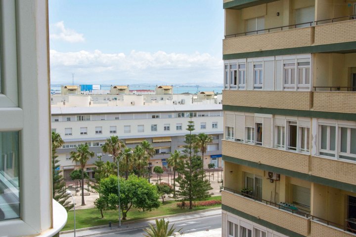 卡迪斯舒适海滩公寓酒店(Apartamento Cádiz Confort Playa)