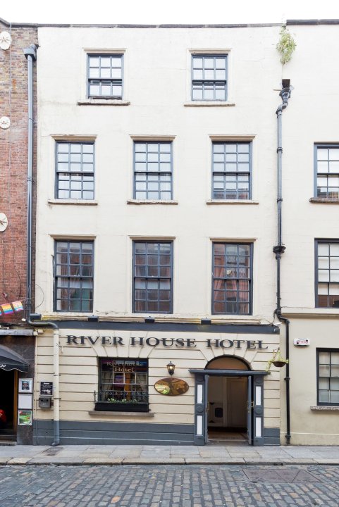 河畔小屋酒店(RiverHouse Hotel)