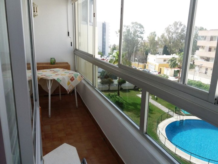 托雷莫里斯美丽海景游泳池装潢阳台一居公寓酒店 - 离海滩 650 米(Apartment with One Bedroom in Torremolinos, with Wonderful Sea View, P)