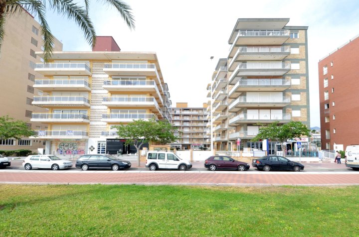 甘迪亚前线 3000 公寓酒店(Apartamentos Gandía Primera Línea de Playa 3000)