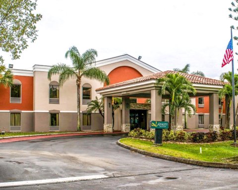 迈尔斯堡 - I-75 凯艺全套房酒店(Quality Suites Fort Myers Airport I-75)