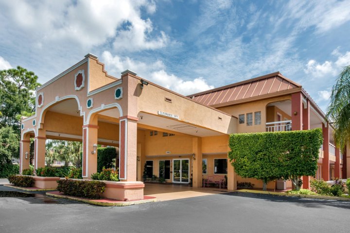 北萨拉索塔凯艺酒店 - 近里多奇海滩(Quality Inn Sarasota North Near Lido Key Beach)