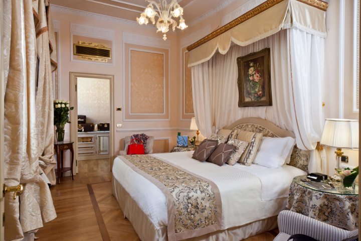 吉亚巴利奥尼大酒店(Grand Hotel Majestic Gia' Baglioni)