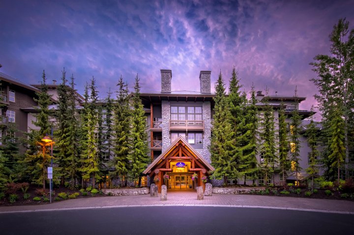 黑梳山斯普林斯套房 - 科丽客酒店(Blackcomb Springs Suites by CLIQUE)