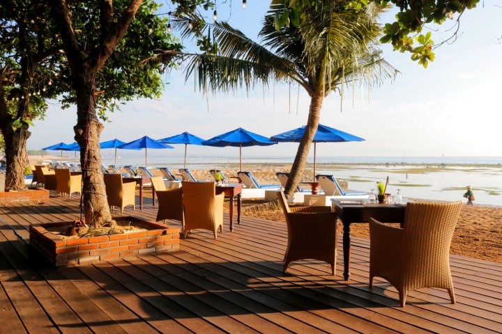 尹娜圣德海滨酒店(Inna Sindhu Beach Hotel & Resort)