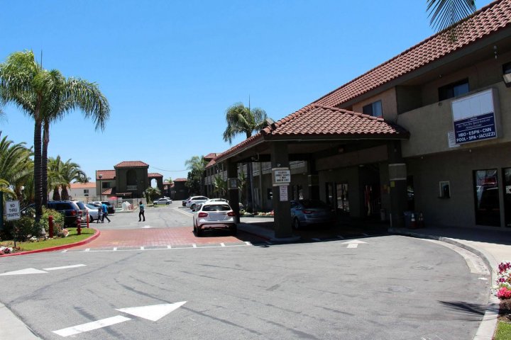 阿纳海姆/圣达菲斯布尔巴吉旅馆(Budget Inn Anaheim / Santa Fe Springs)