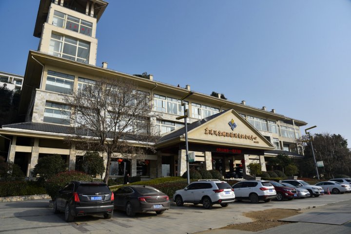 3信阳华生宾馆 信阳浉河区行政路与五星街交叉口向北(报晓新村东门正