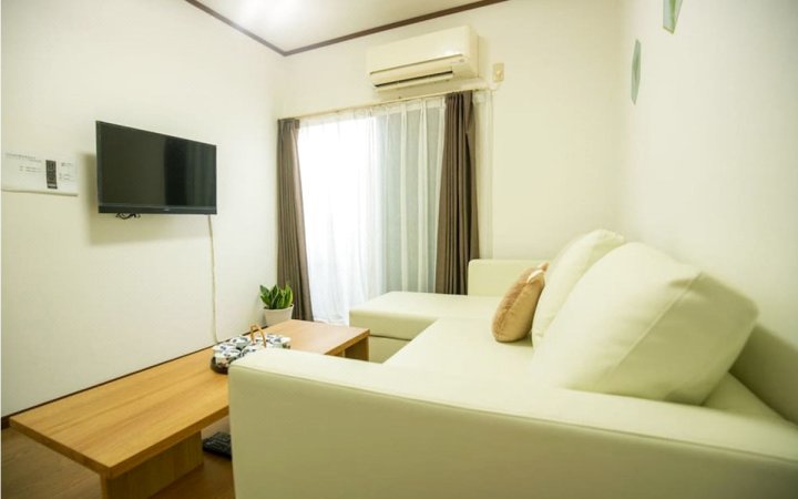 难波千日前民宿心斋桥5分道顿堀3分车站1分(Namba Sennichimae Guesthouse 5min from Shinsabashi)