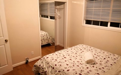 DQueen bedpvt room / bed/kitchen