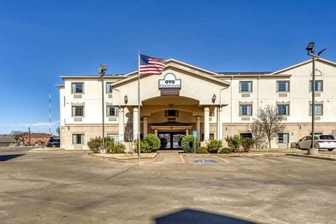 威奇托福尔斯温德姆戴斯套房酒店townhouse wichita falls west