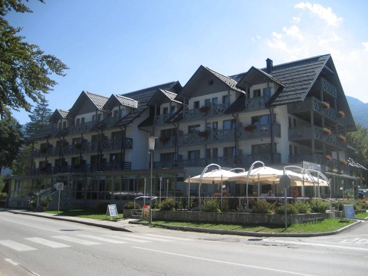 杰泽洛酒店(Hotel Jezero)