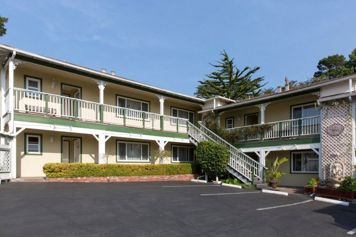 卡梅尔旅馆及套房(Carmel Inn & Suites)