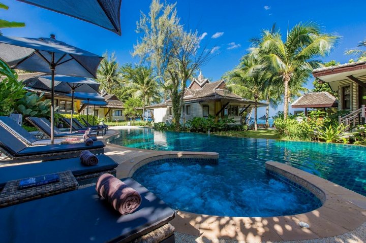考拉克莫拉斯度假村(Moracea by Khao Lak Resort)