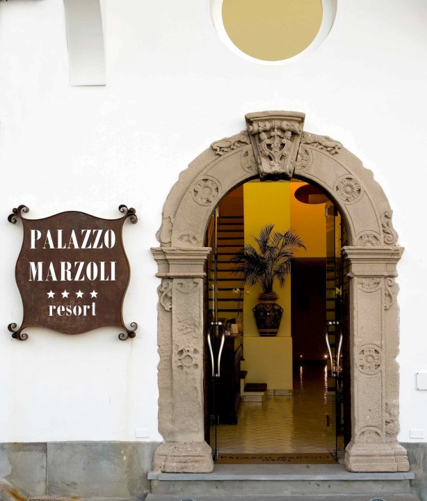 帕拉索马佐里度假村(Palazzo Marzoli Charme Resort - Small Luxury Hotel)
