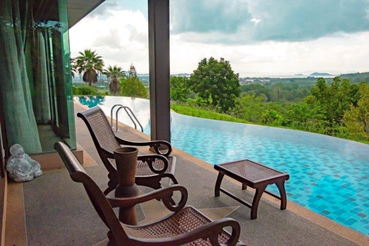 Private HIlltop villa with infinitypool and King Bed