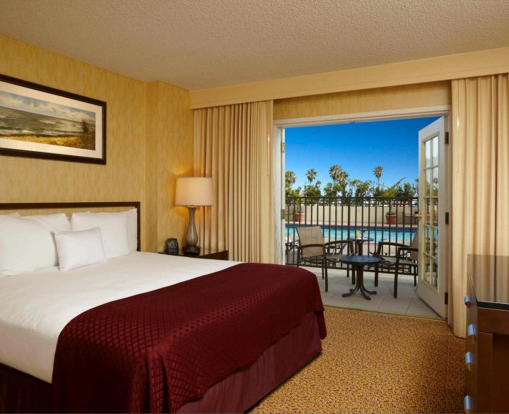 圣莫妮卡希尔顿套房酒店(Hilton Santa Monica)