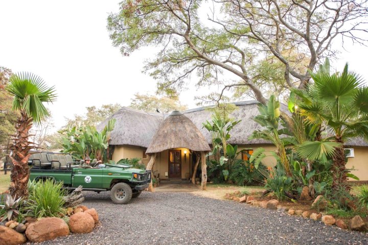 美兹基山野山林小屋(Mziki Safari Lodge)