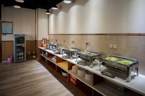 丰岸假日酒店(商洛山阳华龙车站人民广场店)