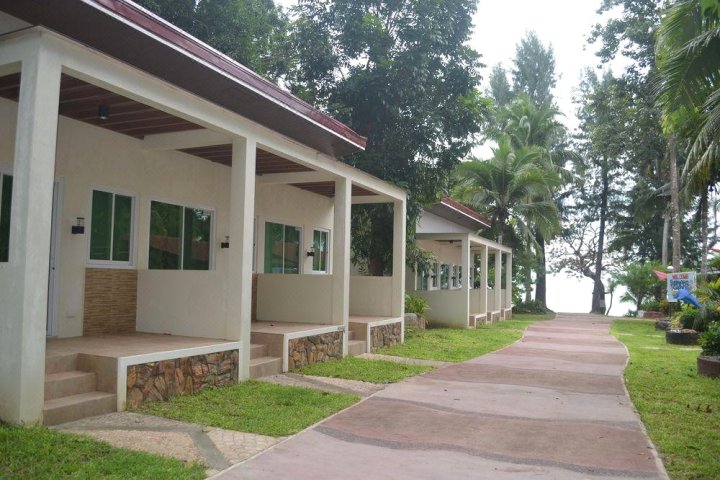 潜艇花园海滩度假村(Submarine Garden Beach Resort)