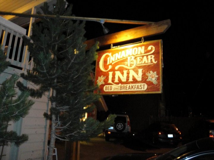 红棕熊旅馆(Cinnamon Bear Inn)