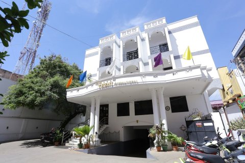 蒂尼国际酒店(Hotel Theni International)