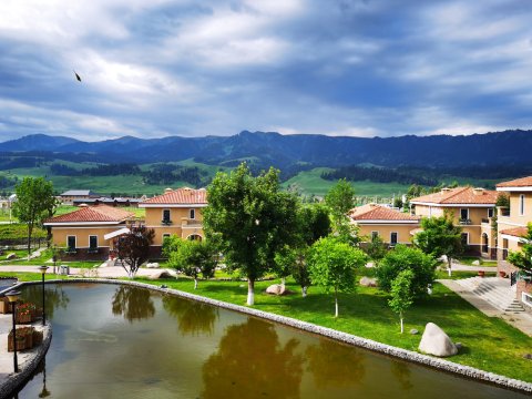 那拉提月亮河酒店