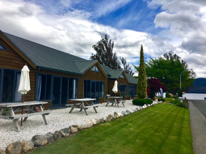 湖畔旅馆(Lakefront Lodge)